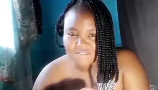 Pertunjukan memek cewek kulit hitam dengan pantat bahenol