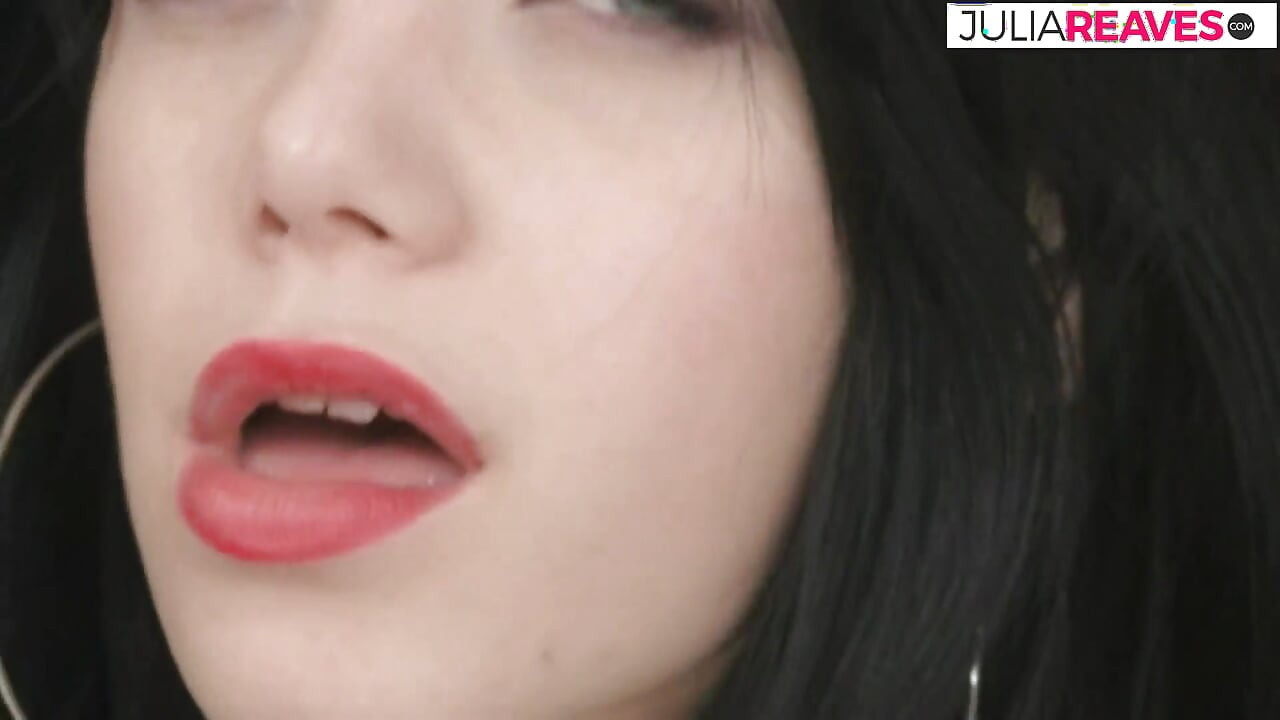 Hottie rubs clit with a sex toy to an orgasm