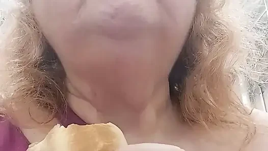 Bu büyük mağazada alışveriş yaptıktan sonra bir hotdog ye!