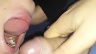 Раздражающая девушка сосет и принимает сперму в рот