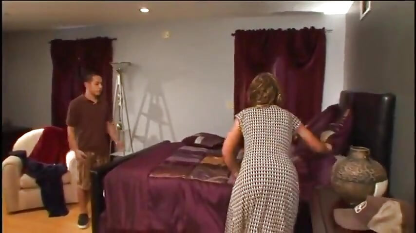 Sexy figured milf show her wild side