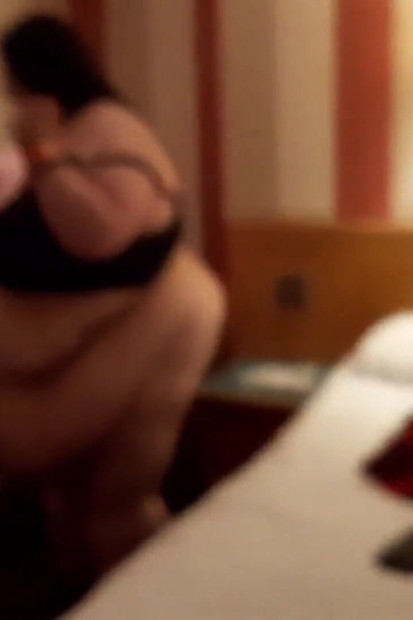 Ssbbw hotelski striptiz na krevetu