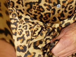 Vestido camisero de seda con estampado animal