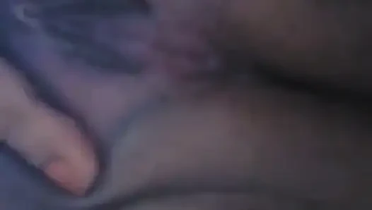 Cewek ini lagi asik fingering memek bebasknya