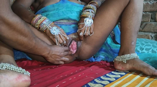 Devar ne padosi bhabhi ke chut me tel laga ke pura hanth ghussa diya.chudakr aunty ne chut me hanth dalwa ke chut se maal giraya