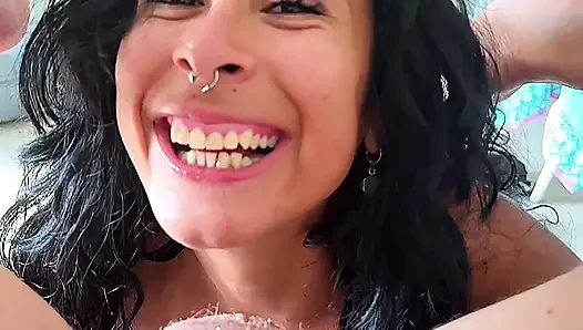 NACKT UND GEIL - URLAUB, EXOTISCHER GROBER SEX - heiße brünette latina bereit für hardcore-cowgirl und doggystyle in POV
