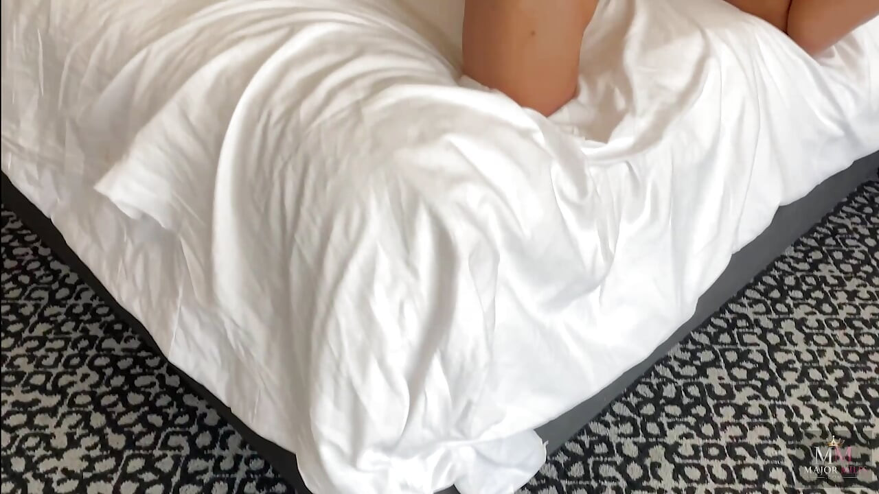 Sarışın orta yaşlı seksi kadın mellanie monroe sulu göt yanaklarına büyük zenci yarağı boşaltıyor