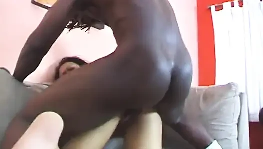 Pelacur brunette lucu yang bagus menikmati bermain kontol hitam setelah menyentuh dirinya sendiri