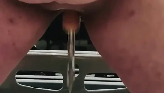 İri güzel kadın lateksli sikiş makinesi tarafından sikiliyor