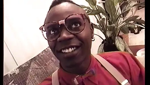 Bintang semok kulit putih dengan lingerie seksi suka kontol hitam besar kekasihnya