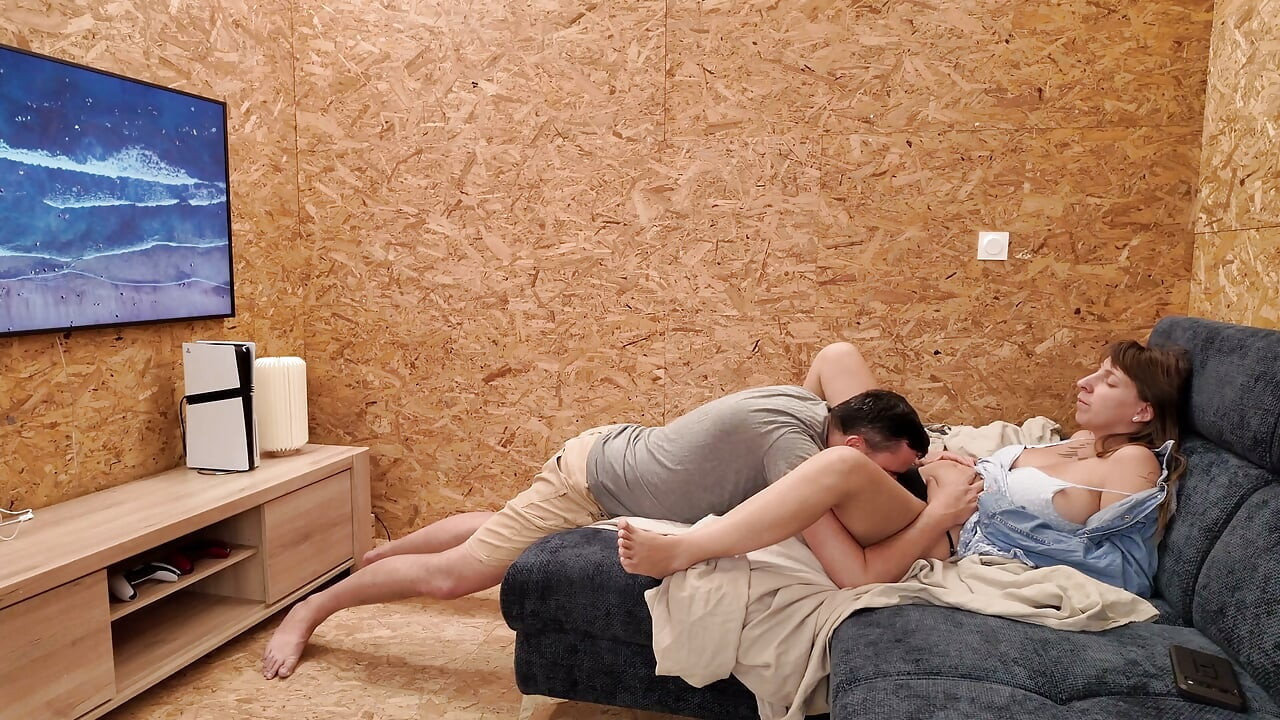 Mengandung dan hot, dia kongkek aku atas sofa