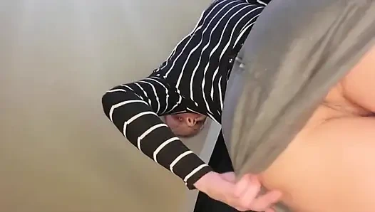 Aku suka saat kami bermain di bawah rokku