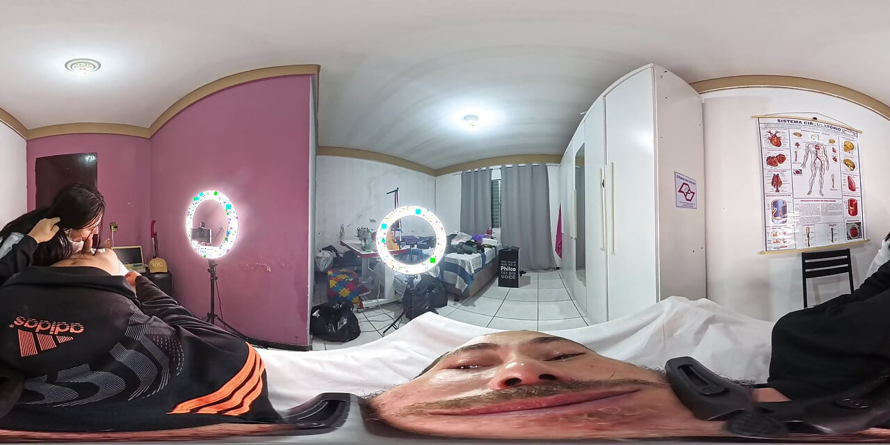 Verpleegster verzorgt patiënt met priapisme