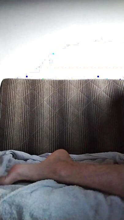 在家里，我把一根假阳具插入我的菊花，我直播了。