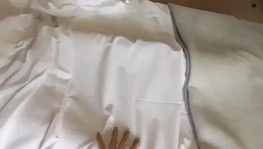 Macarena lewis bikin aku crot dua kali saat aku bangun tidur