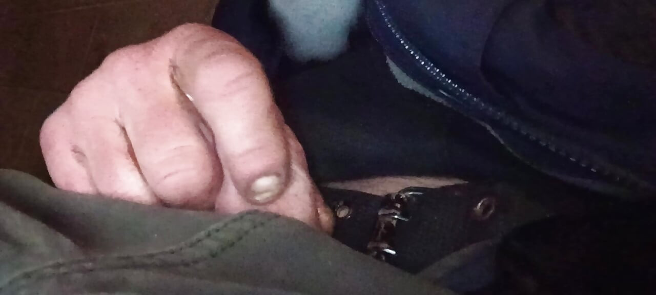 ดูหนังโป๊และลูบสําหรับผู้หญิงที่สนุกกับการดู