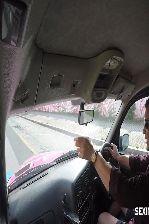 Der geile taxifahrer will eine private striptease-show