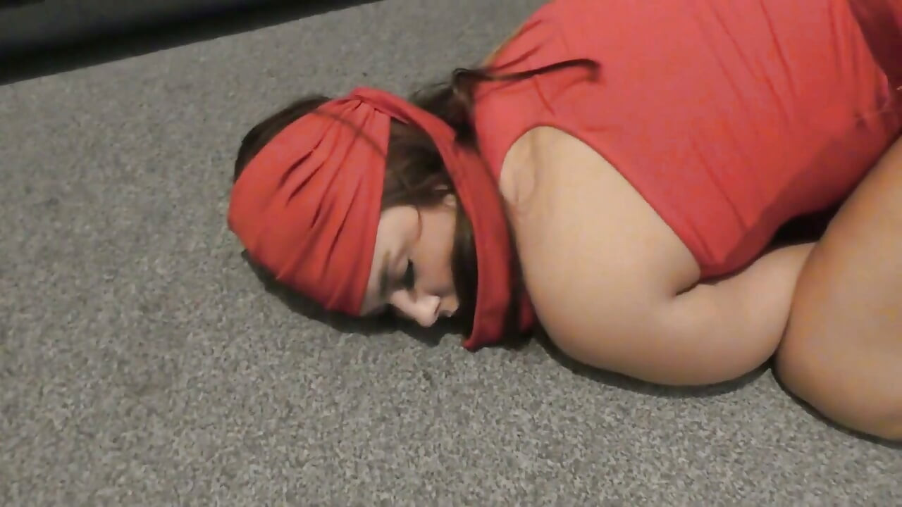 Elektra, cosplay, attachée avec une barre d’écarteur et chatouillée !