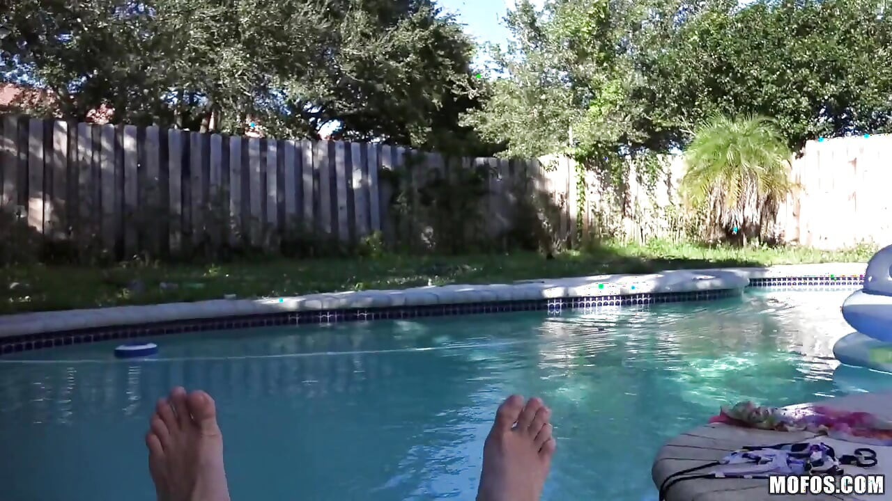 Mofos - die freche latina Jessi Lopez neckt freund Tony im pool und schiebt seinen schwanz in mund, muschi &sogar ihren arsch