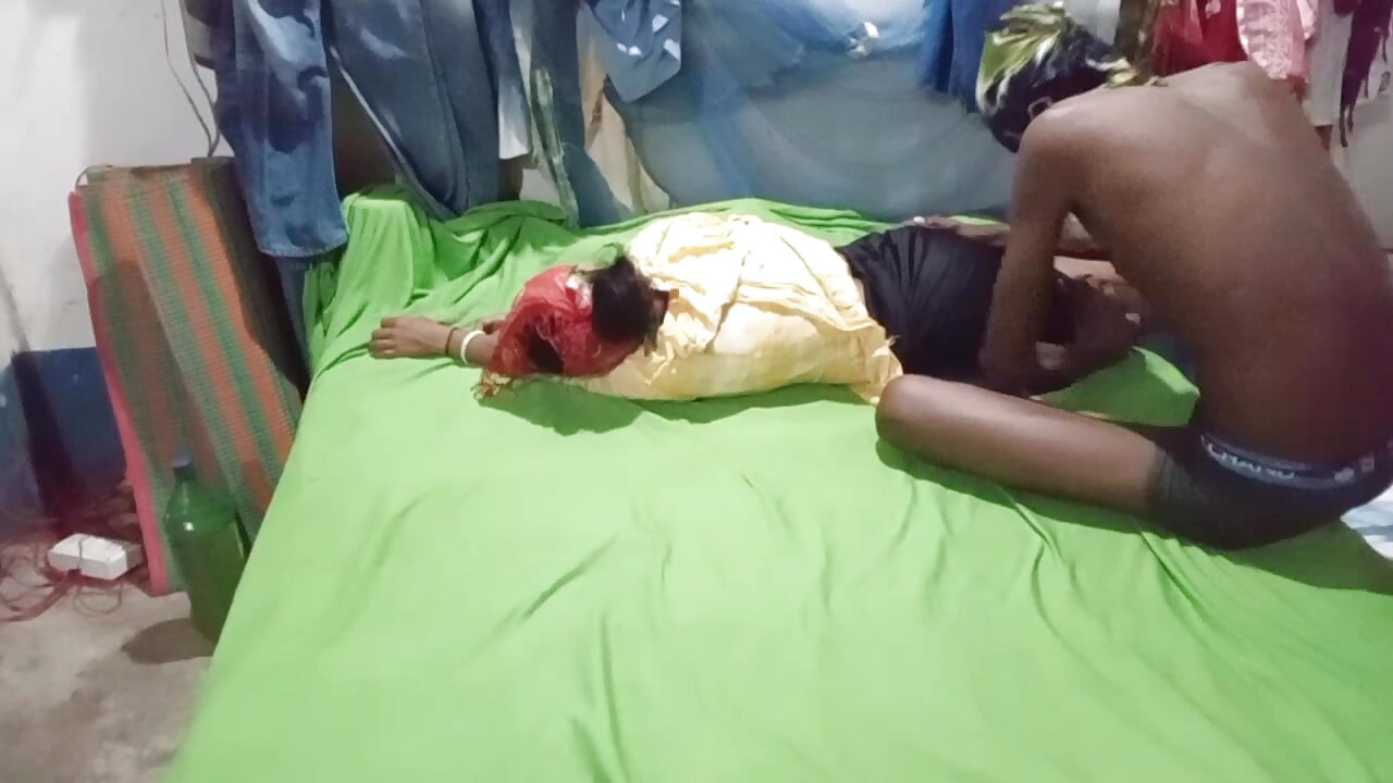 Desi Aunty k saath hot gand ki romantic video only kissing