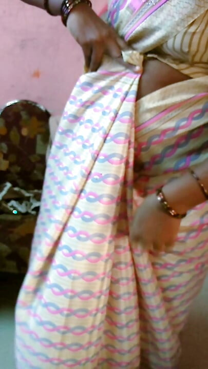 Hintli tamil yaramaz evli kadın renu petticoat bluz saree kocasının arkadaşı için azdırıyor! Indianhotwifex