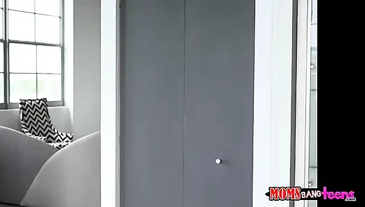 Moms Bang Teens - Тони пришел немного раньше, чтобы встретиться со своей подругой, Келли Грин и ее мачехой
