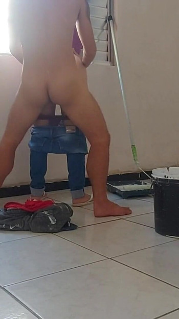 Snažan trenutak iz "Nisam mogao izdržati i jebao sam se s slikarevim velikim kurcem, pohlepni gad ostavio mi je pičku svu svršenu"
