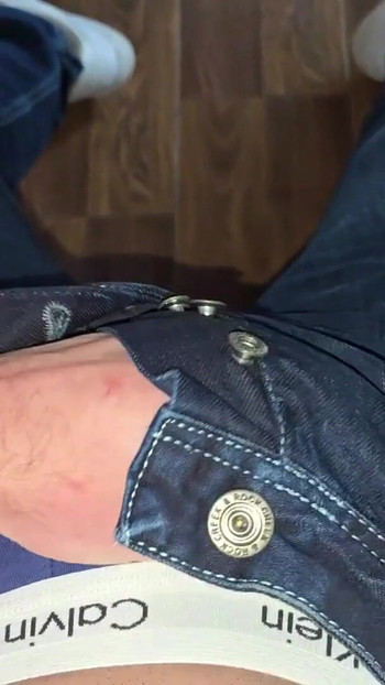 ボスの椅子のドイツ語の声...青いカルバン・クラインのボクサー...チンコはカチカチ...前立腺液が流れている | クリップ 1