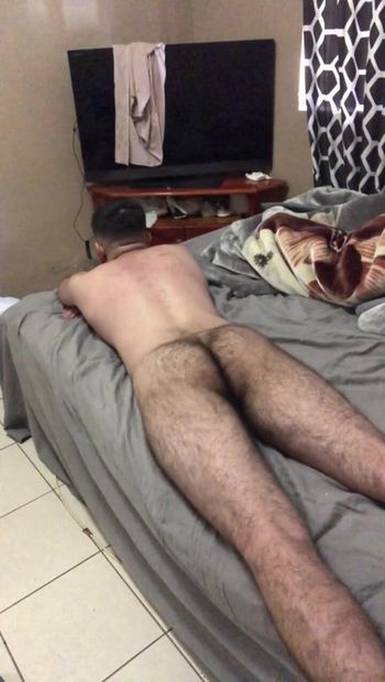 Pantat seksi bogel lelaki berusia 19 tahun kentut di katil