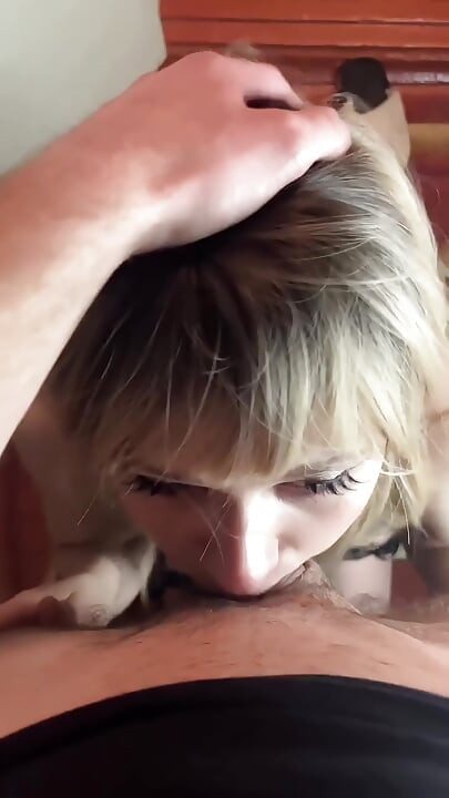 Sie versucht, ihn zu essen. POV-blowjob