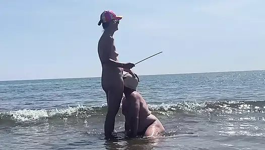 Une maîtresse punit son mari dans la mer