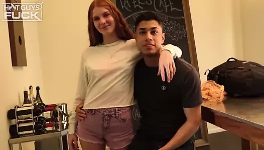 Un latino de 9 pouces baise une salope adolescente rousse sexy