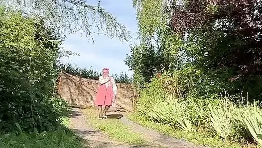 Bir akşam için küçük pembe kayışlı etek giymiş