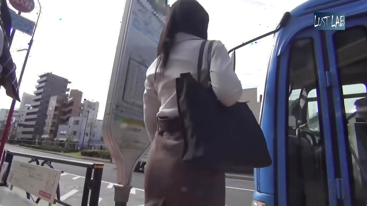 Caos de autobús lleno. Su minifalda levantada y sus curvas apretadas sorprenden a todos los pasajeros - p9