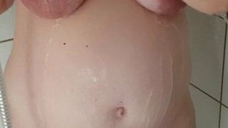 Milf incinta sotto la doccia con capezzoli duri