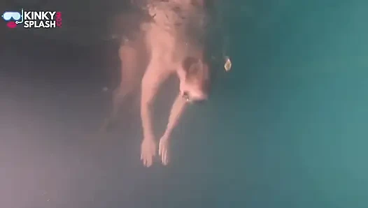 Nackte schnorchelnacht-schlampe unter wasser spielen