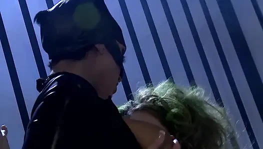 Женщина-кошка помогает Джокеру сбежать из тюрьмы и позволяет ему ебать ее