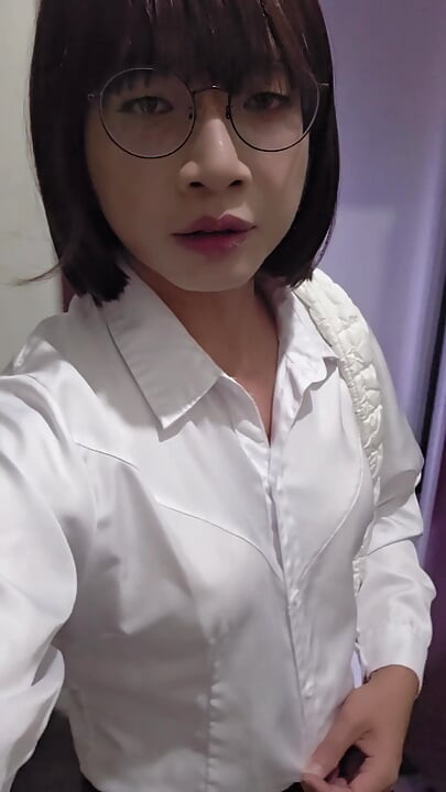 Shemale Ting Xuan Office lady pees outdoors