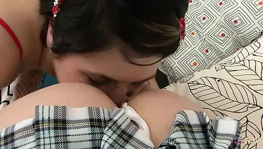 Cewek cantik pakai stoking untuk bikin lesbian seksi lainnya bahagia dan kemudian mencapai orgasme