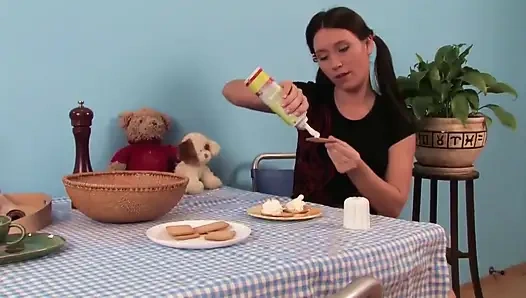 Sarapan panas dan kontol besar di pantat remaja nakal