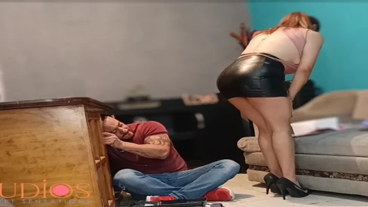 THIS BUSTY MILF GOT A HARD FUCK BY THE NEIGHBORHOOD CARPENTER