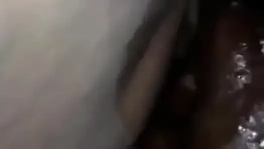 Yumruk sokma Polonyalı iri güzel kadın yoğun inleyerek fışkırtarak orgazm oluyor
