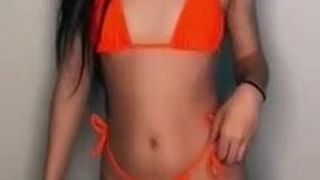 Annaliza guzman's gorący orzech chwytający ciało bikini