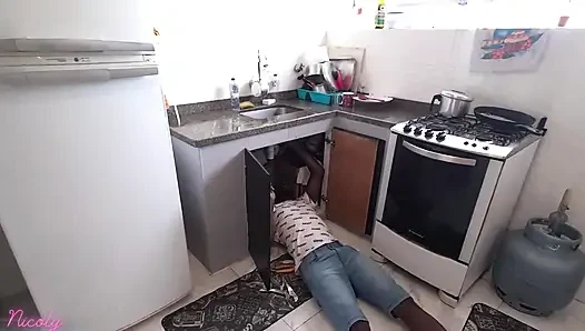 Tesisatçı ile fetiş: Havlunun içindeydim ve gördüğüm en büyük penisin sperma banyosunu yaptım!