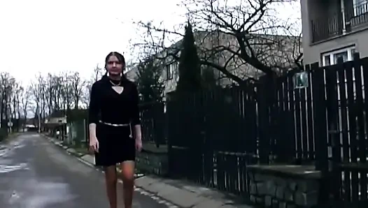 Olgun sürtük açık havada götünü yumruklayıp sırılsıklam işiyor