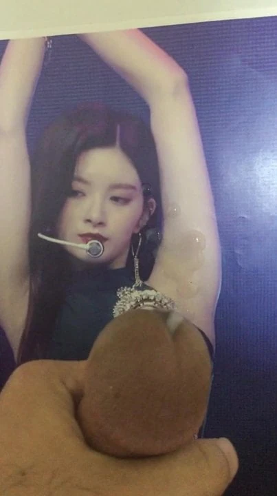 Everglow Wang Yiren Cum on her Armpits twice dry and piss