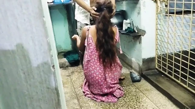 Biwi ki MMS, Padosi ne kitchen me chod ke gaya