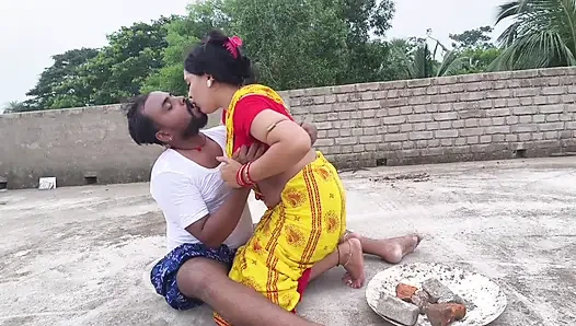 Schöne indische dorf-tante, heiße romantik Große möpse drücken und muschi ficken auf dem dach