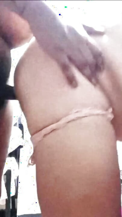 परिपक्व बूढ़ी औरत को डॉगी स्टाइल में देना