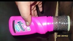 भारतीय लड़का वार्निश बोतल को चोदने की कोशिश करता है